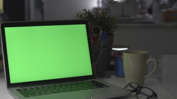 Laptop Com Tela Verde Escritório Escuro Dolly Atirou Perfeito Para — Vídeo de Stock