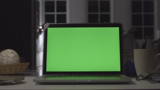 Ноутбук Зеленим Екраном Темний Офіс Доллі Стріляв Ідеально Розмістити Власне — стокове відео