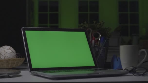 Laptop Mit Grünem Bildschirm Dunkles Büro Dollly Erschossen Perfekt Ihr — Stockvideo