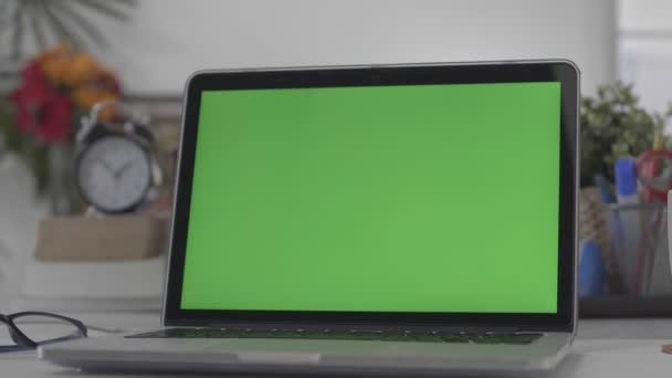 Laptop Green Screen Home Office Dolly Shot Chroma Key Portátil — Vídeos de Stock