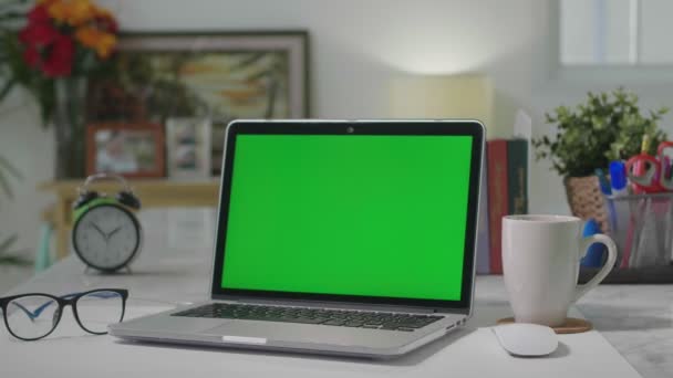 Zelená Obrazovka Přenosného Počítače Domácí Kancelář Laptop Klíčem Chroma — Stock video