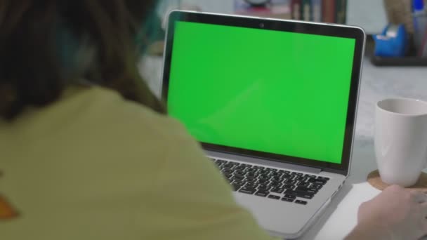 Mujer Trabajando Ordenador Portátil Con Pantalla Verde Casa Clave Croma — Vídeos de Stock