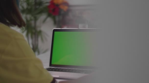 Mujer Trabajando Ordenador Portátil Con Pantalla Verde Casa Clave Croma — Vídeos de Stock