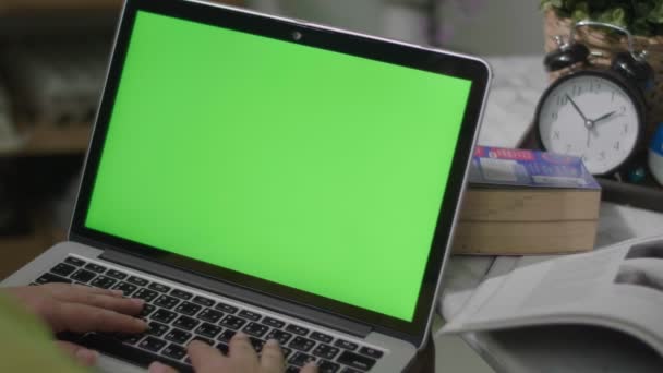 Mujer Trabajando Ordenador Portátil Con Pantalla Verde Casa Clave Croma — Vídeos de Stock