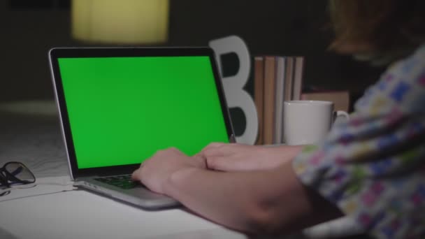 Donna Che Lavora Sul Computer Portatile Con Schermo Verde Casa — Video Stock