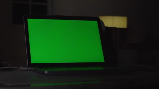 Laptop Met Groen Scherm Dark Office Dolly Schot Perfect Eigen — Stockvideo