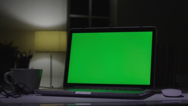 Laptop Zielonym Ekranem Ciemne Biuro Dolly Strzał Idealne Wprowadzenia Własnego — Wideo stockowe