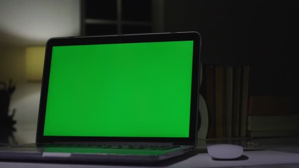 Laptop Met Groen Scherm Dark Office Dolly Schot Perfect Eigen — Stockvideo