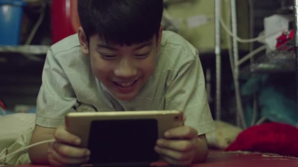 Genç Asyalı Mutlu Çocuk Gülen Yüzle Tableti Kullanıyor — Stok video