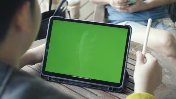 Αγόρι Που Κοιτάζει Στον Υπολογιστή Tablet Πράσινο Κλειδί Αποχρώσεων Οθόνης — Αρχείο Βίντεο