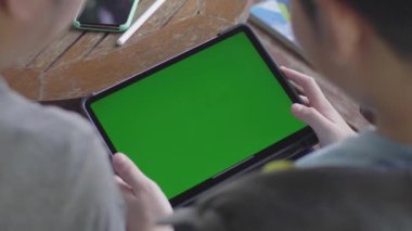 Anne ve Oğlu birlikte dijital tablet kullanarak, Yeşil ekran krom anahtar.