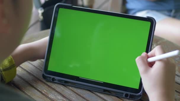 Chłopiec Patrząc Komputerze Typu Tablet Zielonym Kluczem Chrominancji Ekranu — Wideo stockowe