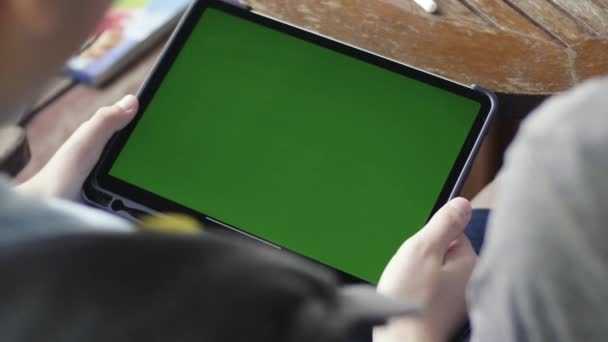 母亲和儿子一起使用数字平板电脑 绿屏色度键 — 图库视频影像