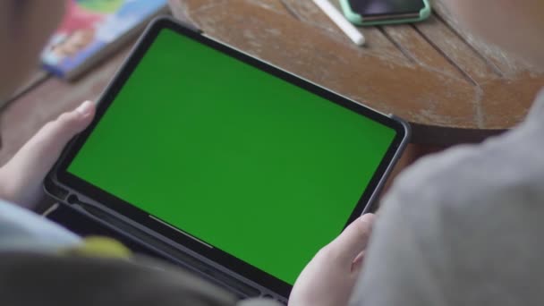 Mãe Filho Usando Tablet Digital Juntos Tecla Croma Tela Verde — Vídeo de Stock