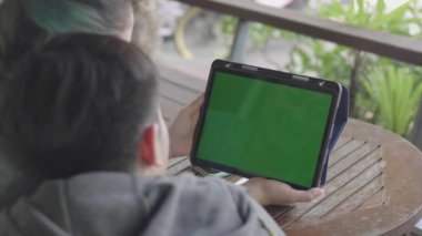 Anne ve Oğlu birlikte dijital tablet kullanarak, Yeşil ekran krom anahtar.