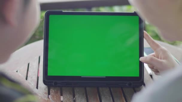 母亲和儿子一起使用数字平板电脑 绿屏色度键 — 图库视频影像