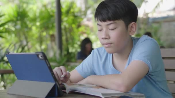 Jonge Aziatische Jongen Werken Aan Tablet — Stockvideo