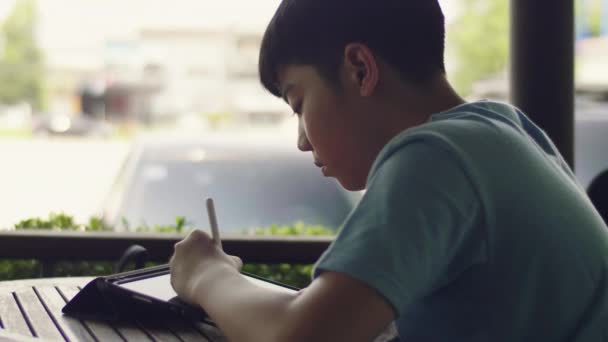 Ung Asiatisk Pojke Att Arbeta Surfplattan — Stockvideo