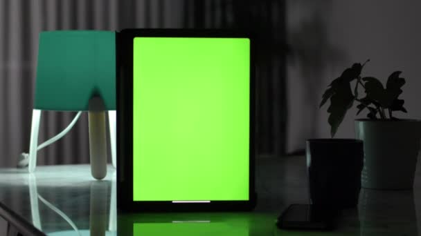 緑色の画面クロマキーを持つタブレットコンピュータのドリーショット — ストック動画
