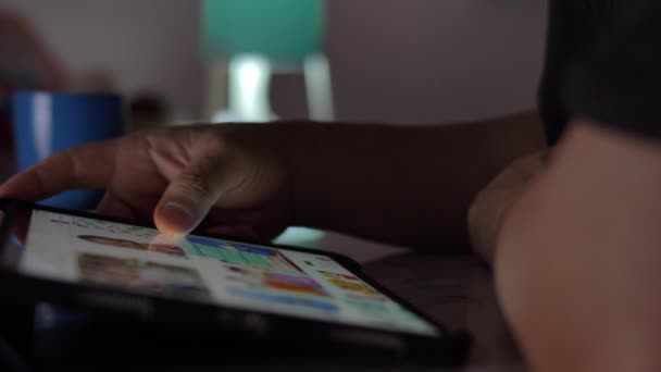 Primer Plano Hombre Mano Usando Tableta Ordenador Foco Mano — Vídeo de stock