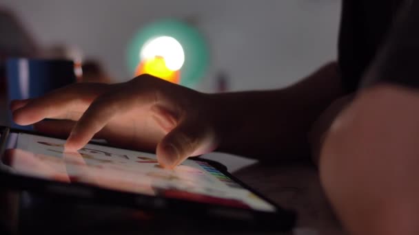 Bliska Ręka Człowieka Pomocą Komputera Typu Tablet Skupić Się Rękę — Wideo stockowe