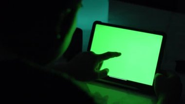 Tablet bilgisayar kullanarak Asya adam omuz görünümü üzerinde . Yeşil ekran teknoloji kullanılıyor. Renk Anahtar tablet.