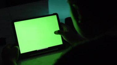 Tablet bilgisayar kullanarak Asya adam omuz görünümü üzerinde . Yeşil ekran teknoloji kullanılıyor. Renk Anahtar tablet.