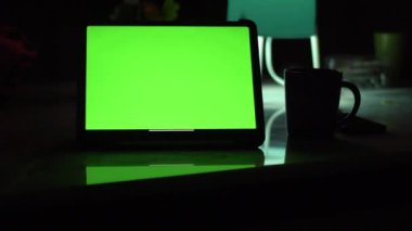 Yeşil ekran renk anahtarı ile Tablet bilgisayar Dolly atış.