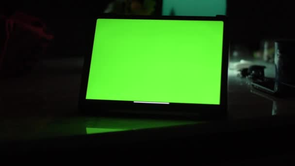 Dolly Toma Tablet Ordenador Con Pantalla Verde Croma Clave — Vídeos de Stock