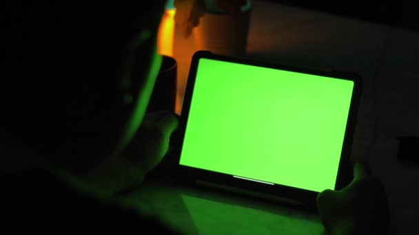 Über Die Schulteransicht Eines Asiatischen Mannes Mit Tablet Computer Green — Stockvideo