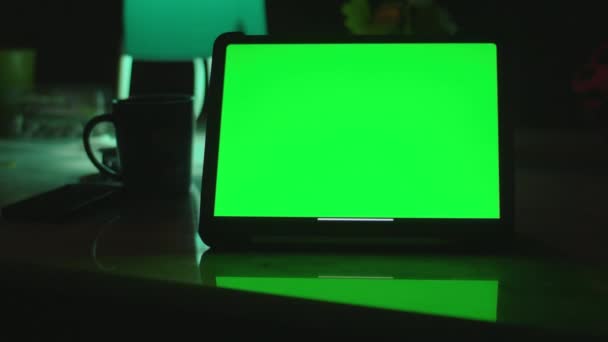緑色の画面クロマキーを持つタブレットコンピュータのドリーショット — ストック動画