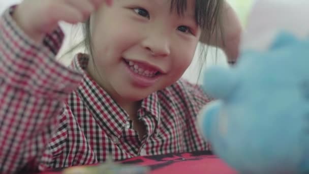 Χαριτωμένο Ασιατικό Κοριτσάκι Παίζει Μητέρα Στο Σπίτι Ενθουσιασμένος Κορίτσι Παίζει — Αρχείο Βίντεο