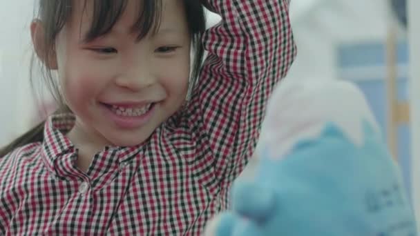 Carino Asiatica Bambina Che Gioca Con Madre Casa Ragazza Eccitata — Video Stock