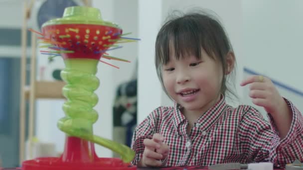 かわいいアジアの小さな女の子は 自宅で母親と遊んでいます アジアの女の子は笑顔でガラスボールとしてカウント — ストック動画