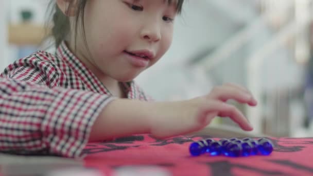 Χαριτωμένο Ασιατικό Κοριτσάκι Παίζει Μητέρα Στο Σπίτι Ασιατικό Κορίτσι Μετράνε — Αρχείο Βίντεο