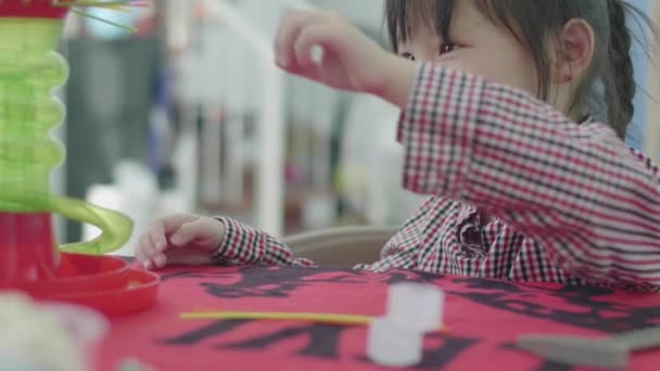 Linda Menina Asiática Brincando Com Mãe Casa Menina Asiática Contar — Vídeo de Stock