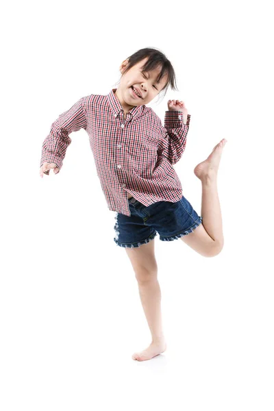Портрет счастливого маленького азиатского ребенка, прыгающего изолированным на белом — стоковое фото