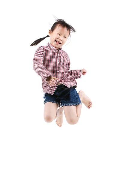 Portrait de heureux petit enfant asiatique sautant isolé sur blanc — Photo