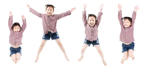 Portrait de heureux petit enfant asiatique sautant isolé sur blanc — Photo