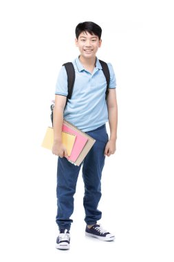 Kitap ve çanta ile mavi polo t-shirt içinde gülümseyen küçük öğrenci çocuk