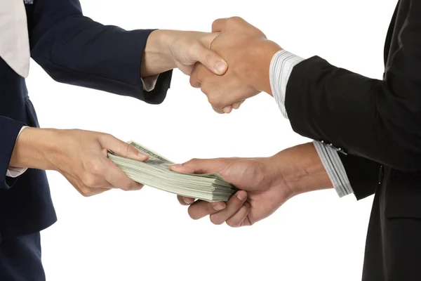 Empresários fazendo aperto de mão com dinheiro nas mãos — Fotografia de Stock