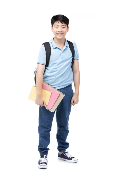Úsměv malého studentského chlapce v modrém pózu s knihami a pytlem — Stock fotografie