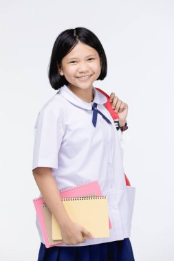 Gri artalan üzerinde Kırtasiye ile öğrencinin üniforma sevimli kız