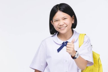 Gri artalan üzerinde Kırtasiye ile öğrencinin üniforma sevimli kız