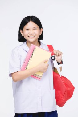 Gri artalan üzerinde Kırtasiye ile öğrencinin üniforma sevimli kız