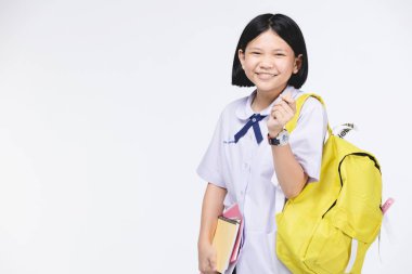 Gri artalan üzerinde Kırtasiye ile öğrencinin üniforma sevimli kız