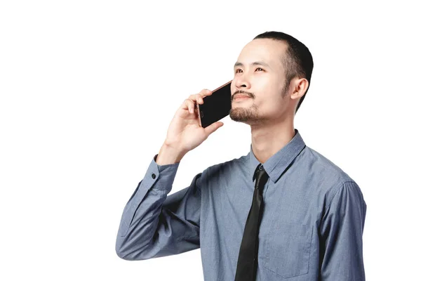 Asiático empresário vestindo usando telefone celular sobre branco  . — Fotografia de Stock