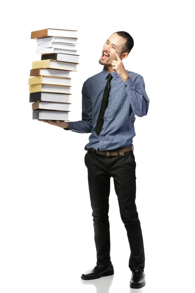 Ásia homem aberto boca vestido no formal desgaste com livros  . — Fotografia de Stock