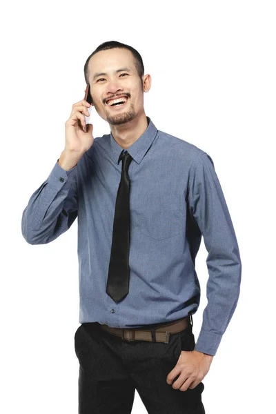 Asiático empresário vestindo usando telefone celular sobre branco  . — Fotografia de Stock