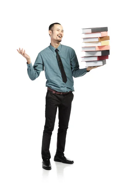 Ásia homem aberto boca vestido no formal desgaste com livros  . — Fotografia de Stock